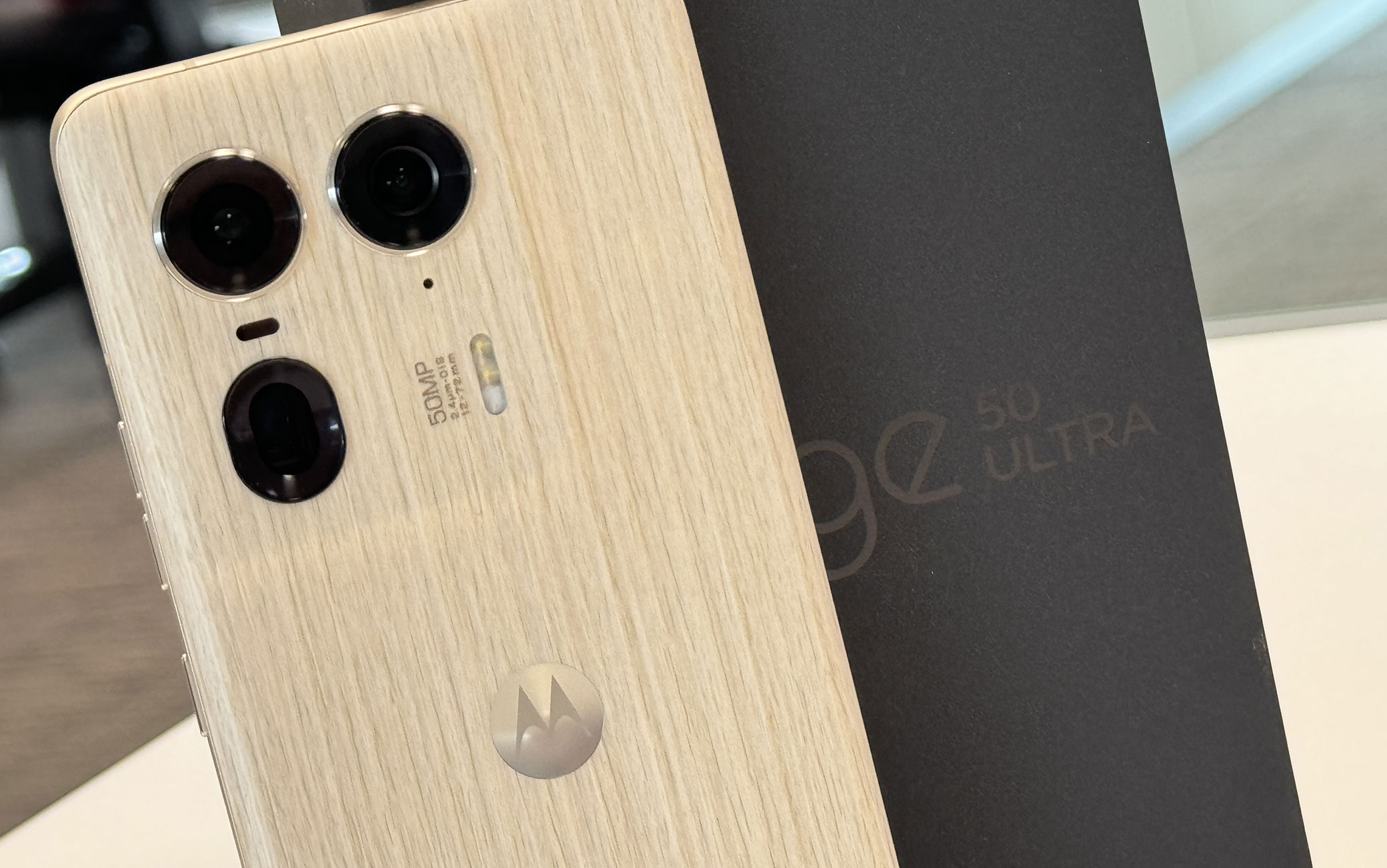 Uno smartphone di legno pieno di tecnologia: la prova di Motorola edge 50 ultra