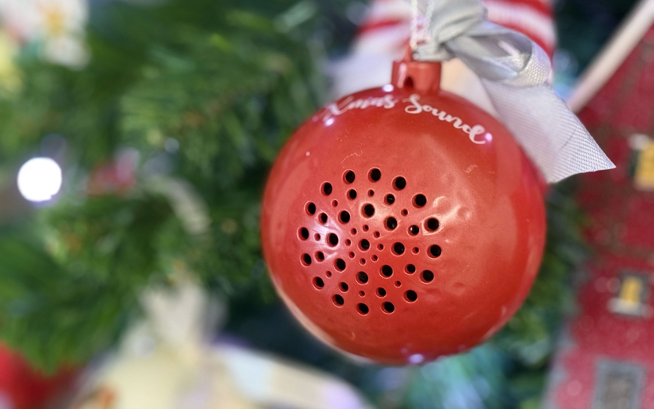 Cappelli bluetooth e palline musicali, il Natale in casa SBS